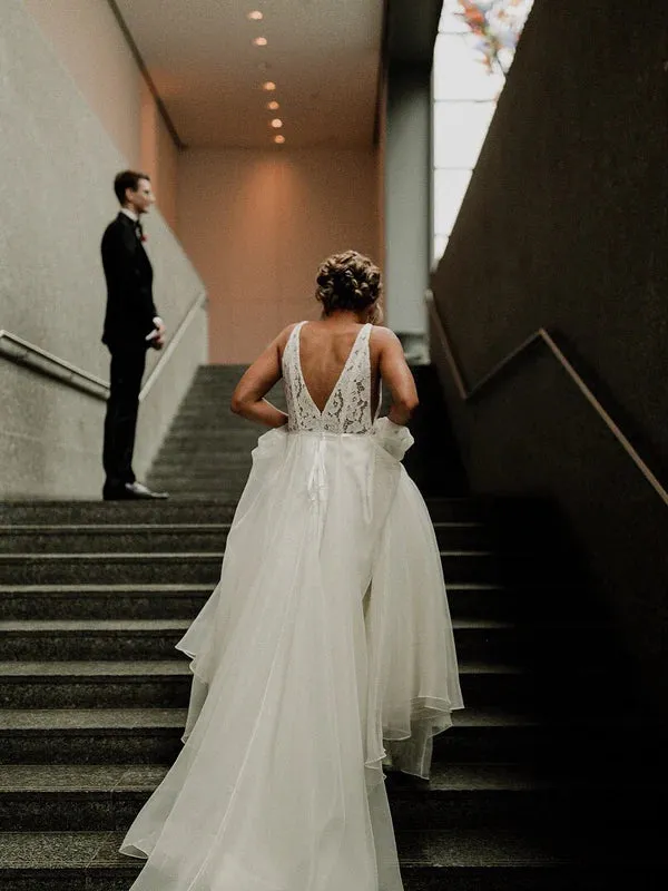 Luolandi Fabulous Tulle V-neck A-line Wedding Gowns With Pearls Sleeveless Floor Length Elegant