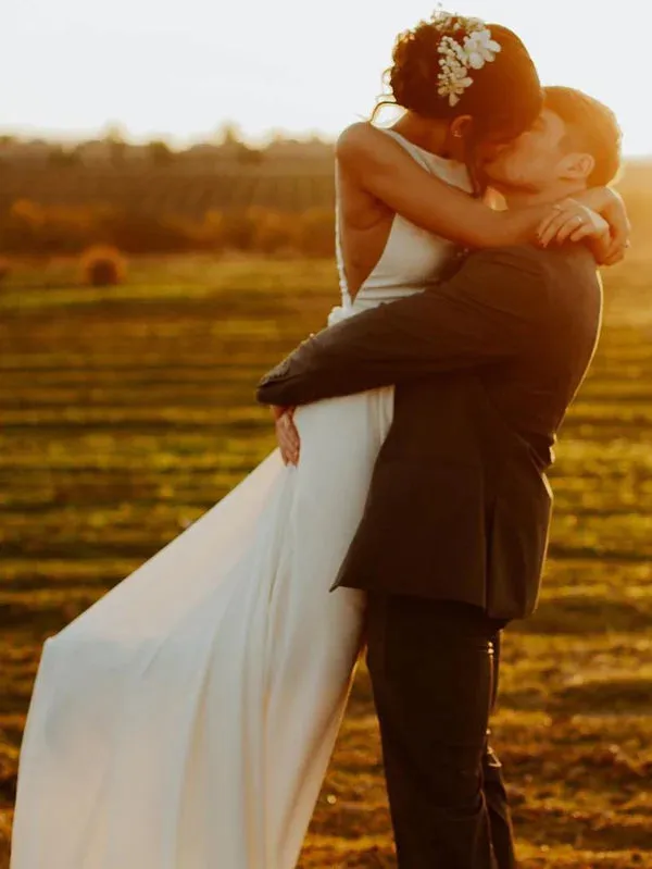 Luolandi Simple Backless V-Neck Chiffon Wedding Dresses Sleeveless Bridal Gowns Elegant