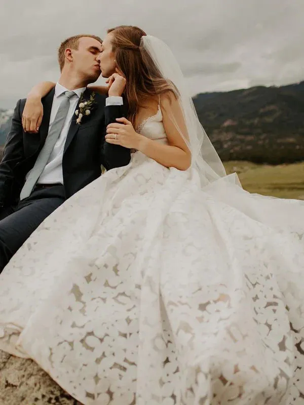 Luolandi Unique Spaghetti Straps Lace Wedding Dresses A-line V-Neck Bridal Gowns Elegant